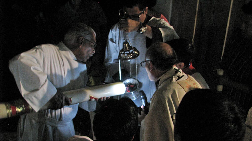 “Pascua no es una fecha: es un centro. Y el fuego nuevo lo dice sin una sola palabra.” 