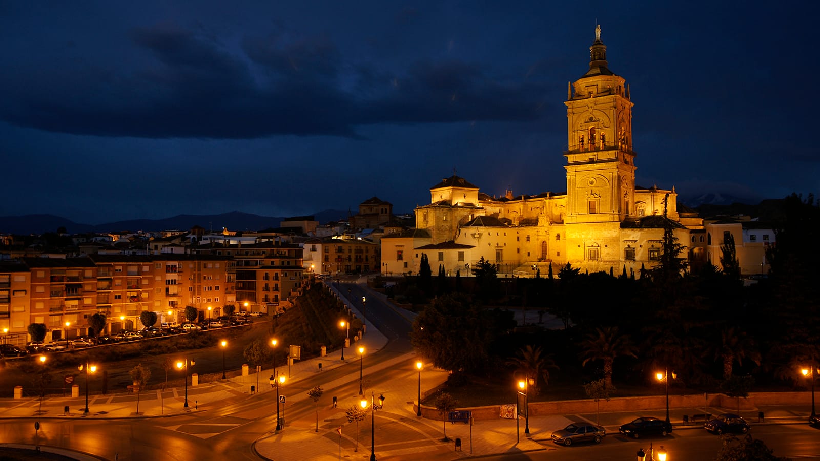 Exterior de la Catedral de Guadix al amanecer.