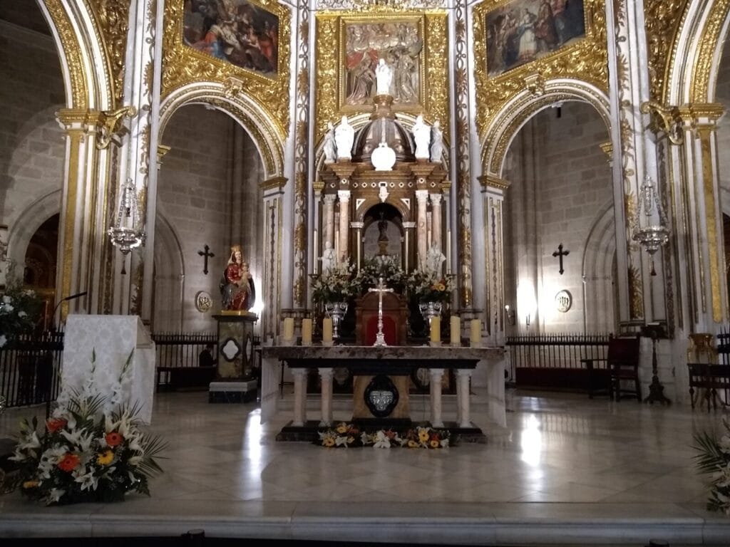 Capilla mayor de la Catedral de Almería con el altar en primer término.