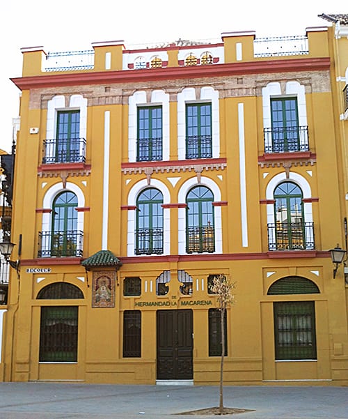Fachada de casa de hermandad en Sevilla.
