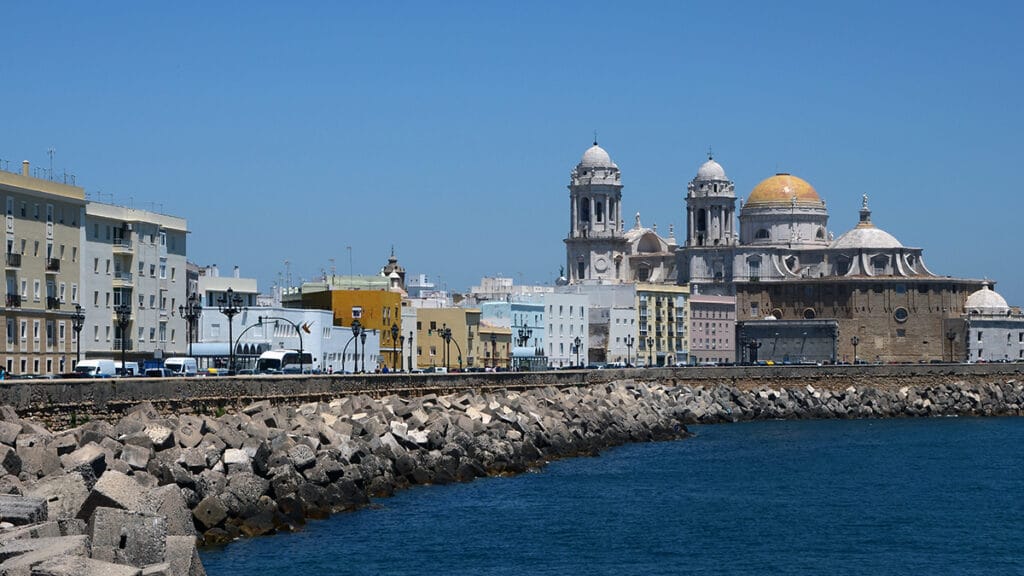 Vista oblicua de la Catedral de Cádiz desde el exterior.