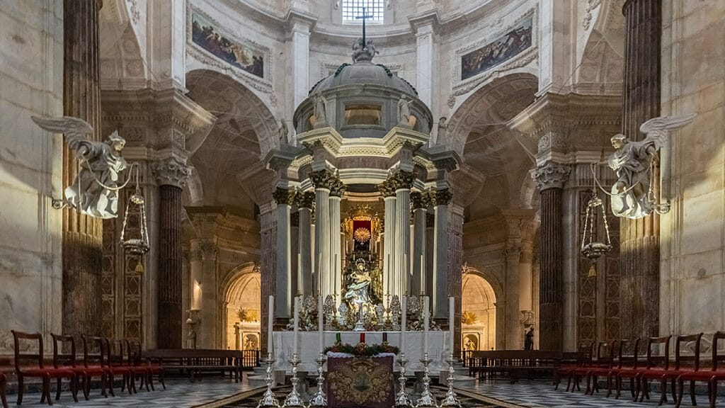 Interior de la Catedral de Cádiz con vista de las naves y la decoración arquitectónica.