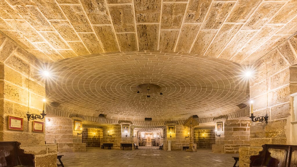 Cripta de la Catedral de Cádiz en piedra ostionera.