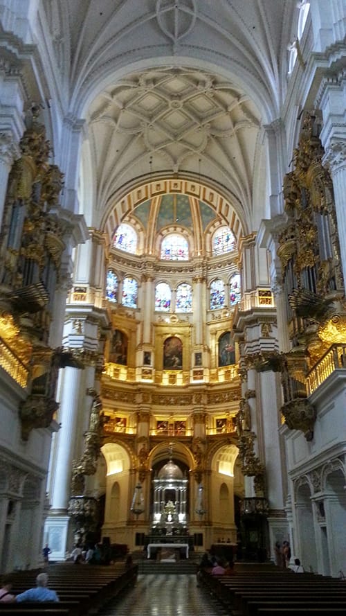 Capilla mayor de la Catedral de Granada con la rotonda central y el altar.