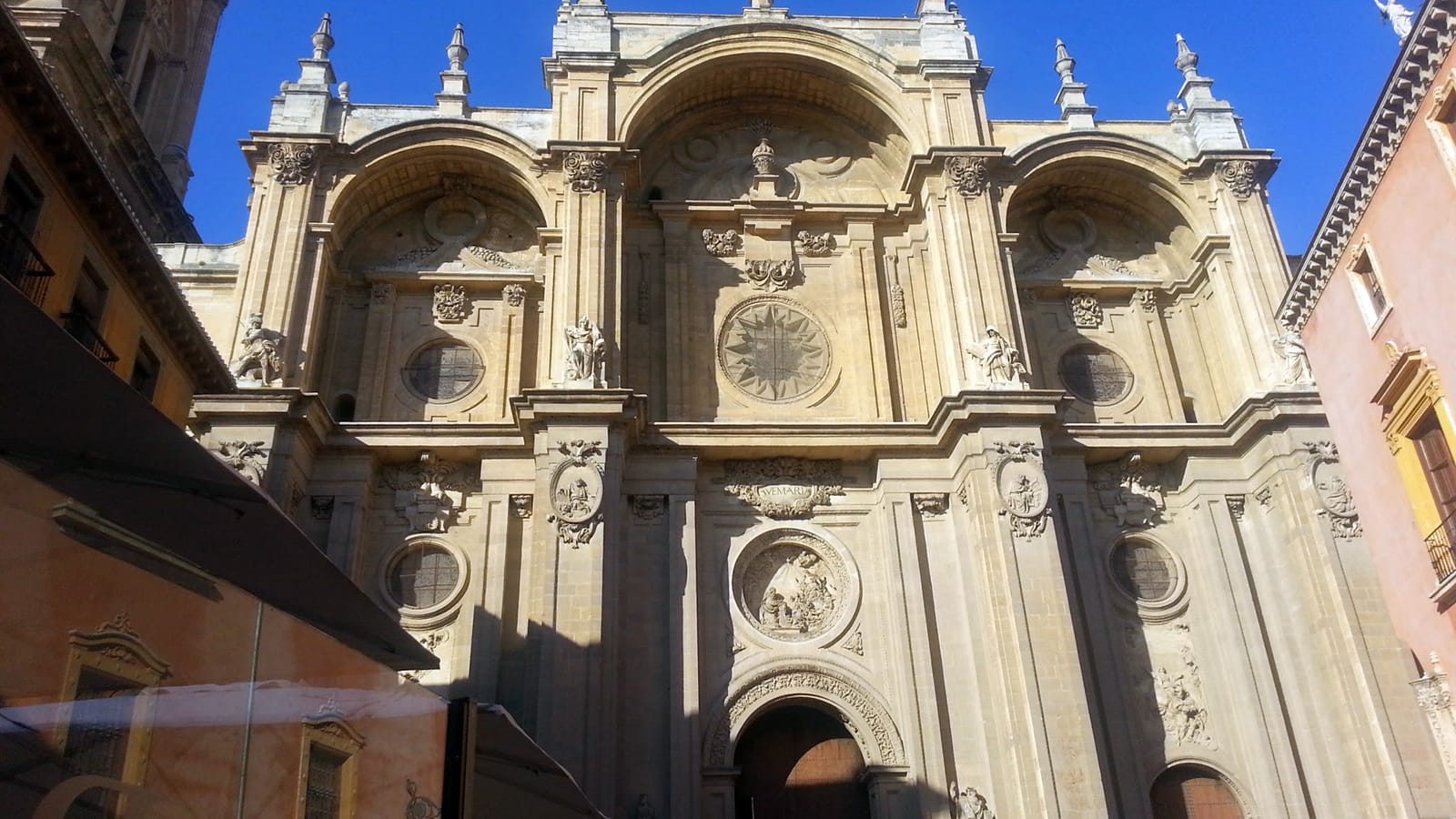 Fachada principal de la Catedral de Granada vista de frente desde la Plaza de las Pasiegas.
