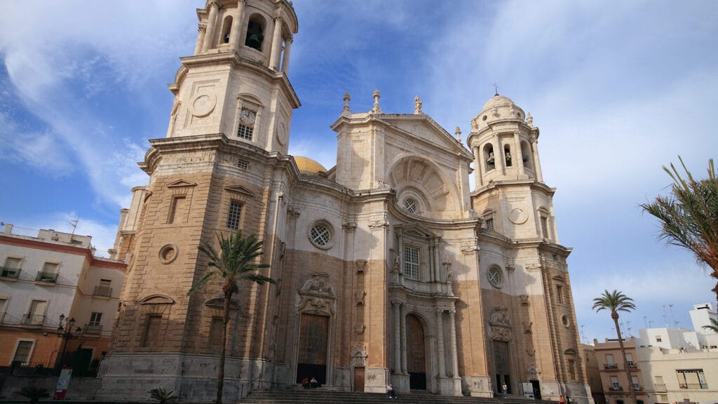Fachada principal de la Catedral de Cádiz con sus torres y portada monumental.