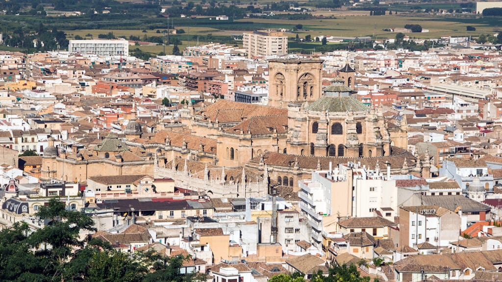 Vista panorámica del centro histórico de Granada con la Catedral y la Capilla Real en primer plano.