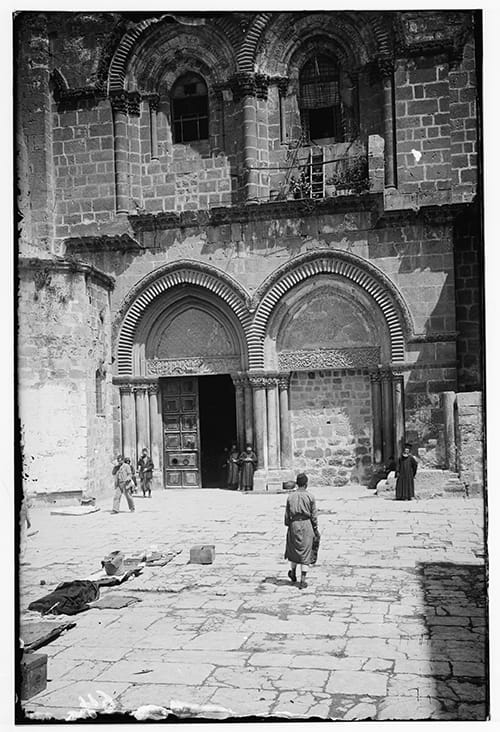 Entrada y entorno del Santo Sepulcro en Jerusalén, fotografía histórica (ca. 1900).
