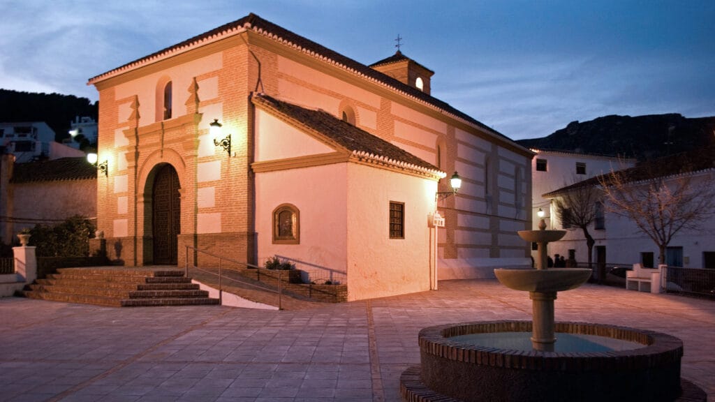 Vista de la plaza y la iglesia Parroquial de San Pedro (siglo XVII), del pueblo de Cónchar, perteneciente al municipio de Villamena, provincia de Granada (España).