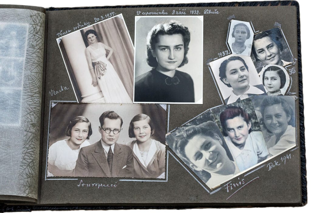 Página de álbum familiar con varias fotografías antiguas en blanco y negro colocadas sobre cartulina.