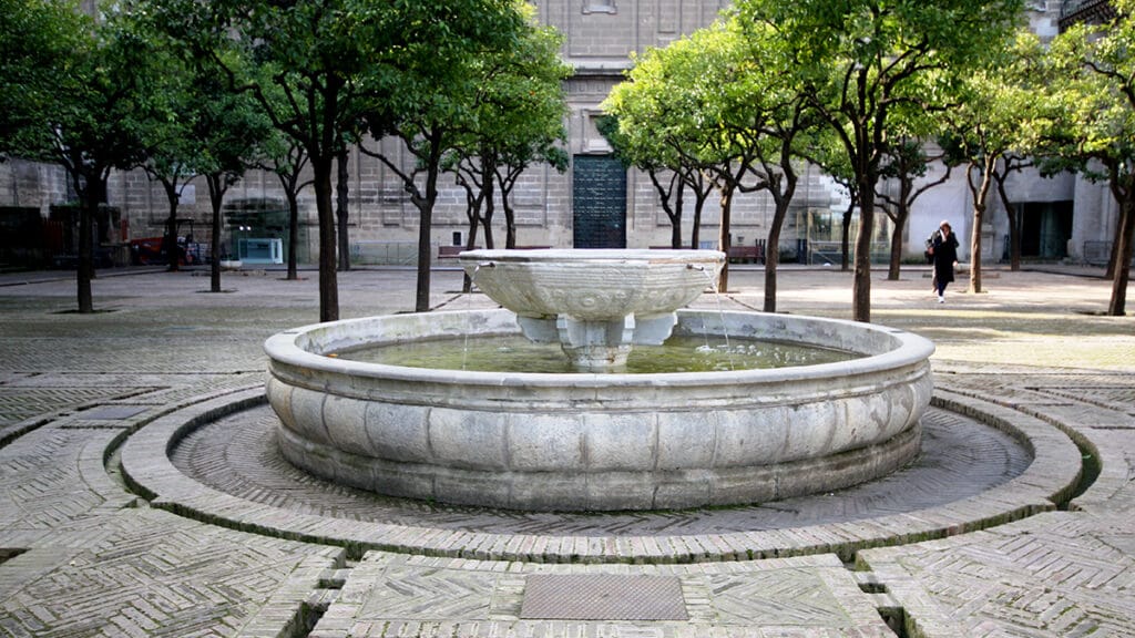 Patio de los Naranjos de la Catedral de Sevilla con fuente central y naranjos.