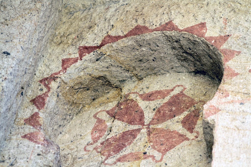 Detalle de frescos en la ‘Dark Church’ (Göreme), con figuras y colores sobre fondo oscuro.