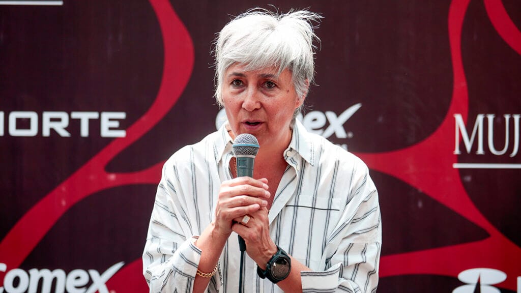 La fotógrafa mexicana Gabriela Saavedra durante una inauguración en Ciudad de México.