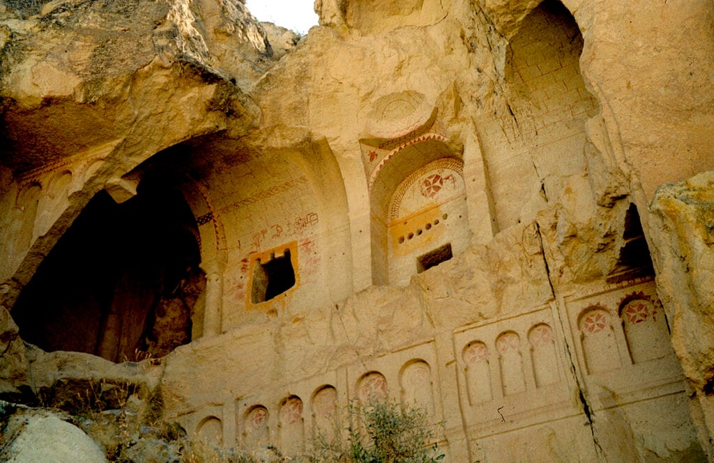 Iglesia rupestre de Karanlık Kilise (Göreme), con bóvedas excavadas y frescos.