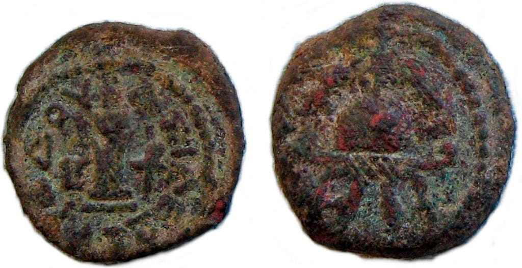 Fotografía de una moneda antigua asociada a Herodes, sobre fondo neutro.