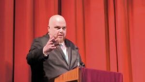 De izquierda a derecha, Antonio Cristóbal Juárez Soto junto a su madre y su padre, durante la celebración de la VII Exaltación al Costalero de Padul.