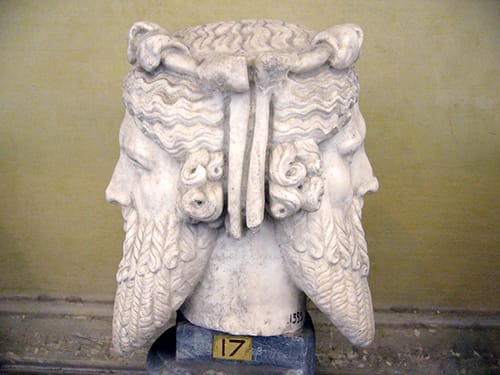 Escultura de la cabeza de Jano, de doble rostro, en museo de Roma