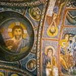Interior de Tokalı Kilise (Göreme), con frescos bizantinos cubriendo bóvedas y muros.
