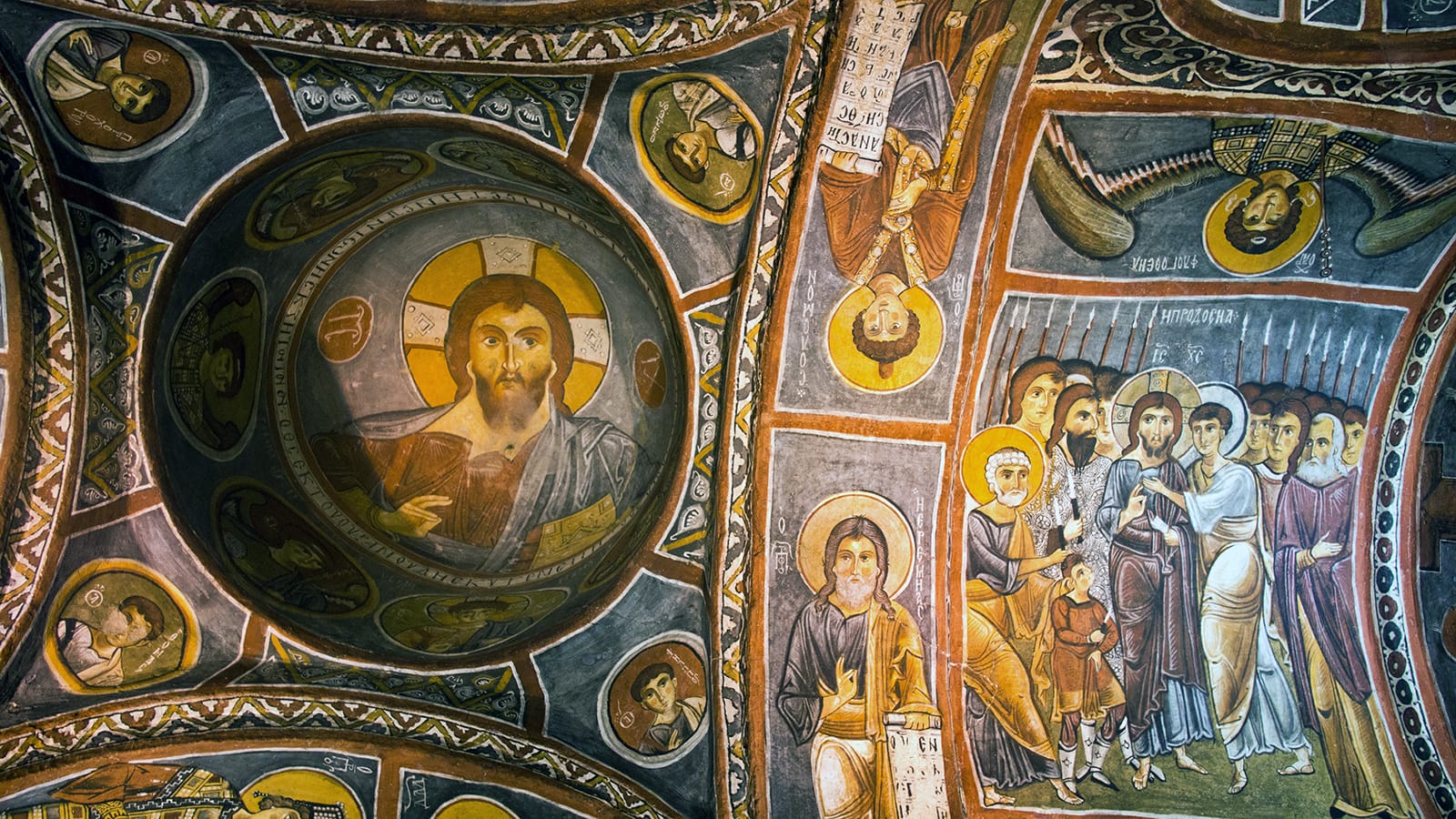 Interior de Tokalı Kilise (Göreme), con frescos bizantinos cubriendo bóvedas y muros.