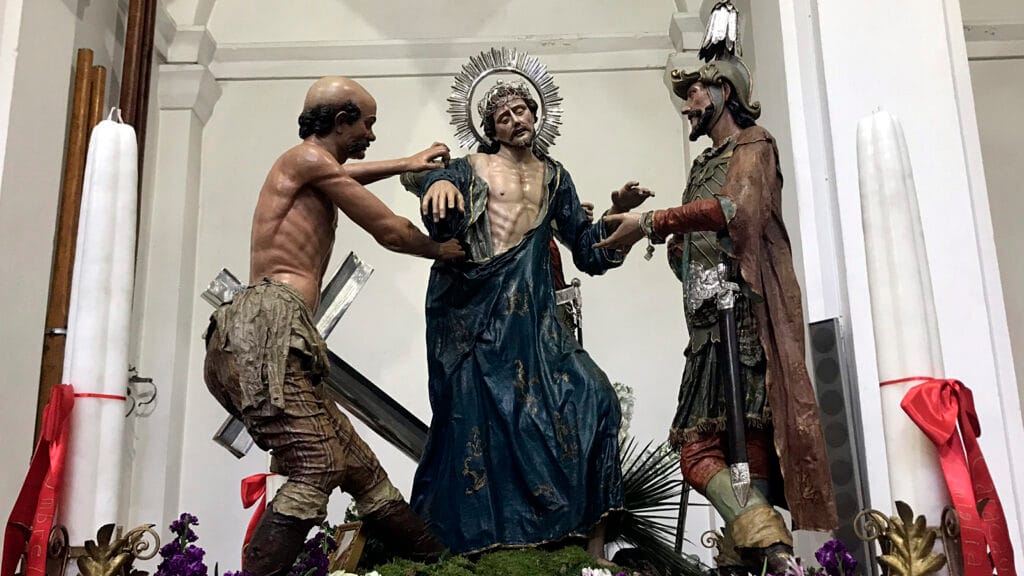Grupo escultórico de la ‘Spogliazione’: escena de la Pasión con Cristo y figuras secundarias, en interior.