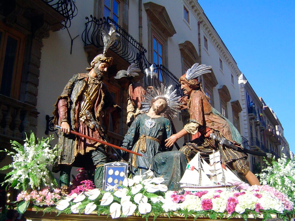 Escena de la Pasión representada en un grupo de los Misterios de Trapani, con Cristo abatido y sayones.