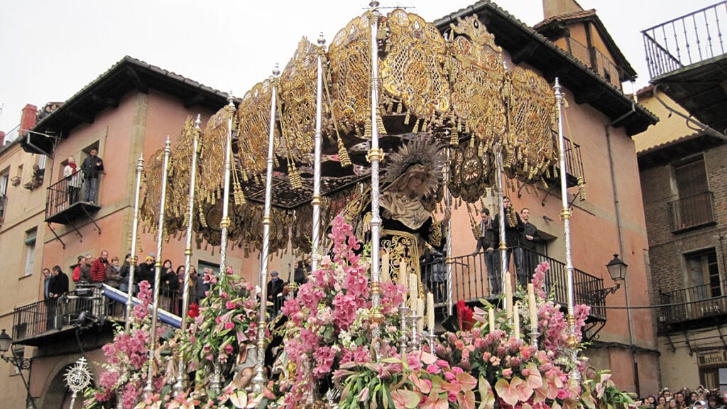 Paso de la Dolorosa en procesión de Semana Santa en León.
