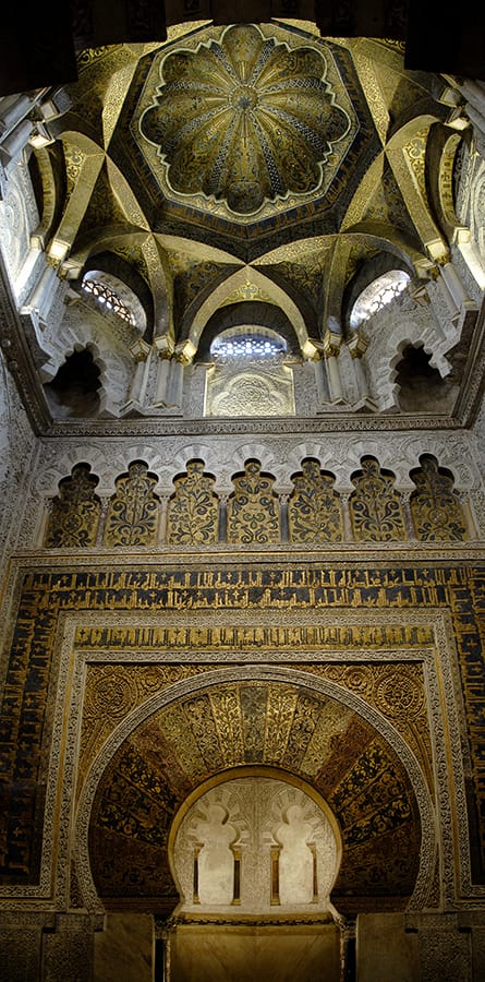 Mihrab de la Mezquita-Catedral de Córdoba con mosaicos y decoración califal.