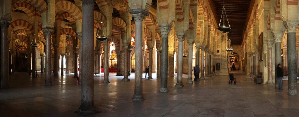 Arcos bicolores y columnas del interior de la Mezquita-Catedral de Córdoba.