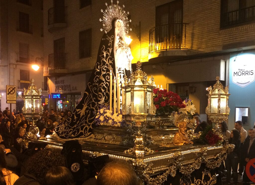 Paso de la Dolorosa durante una procesión de Semana Santa en Zaragoza.