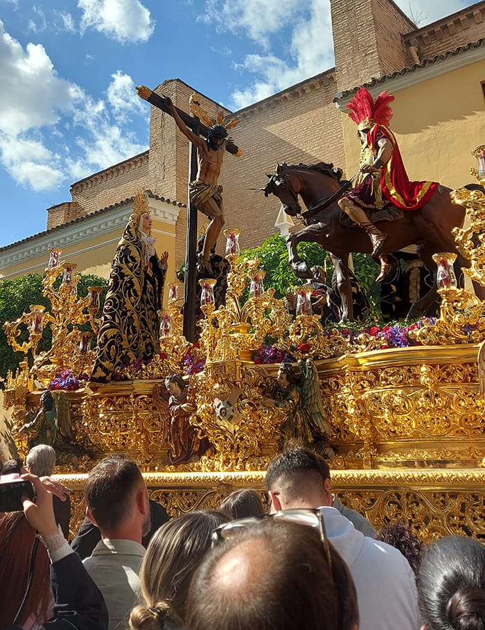 Paso de misterio de la Sagrada Lanzada en Sevilla durante la Semana Santa de 2025. 