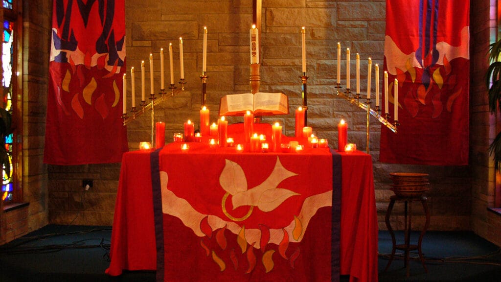 “El rojo de Pentecostés no es decoración: es un recordatorio visual de que la fe también ‘enciende’ la historia.” 