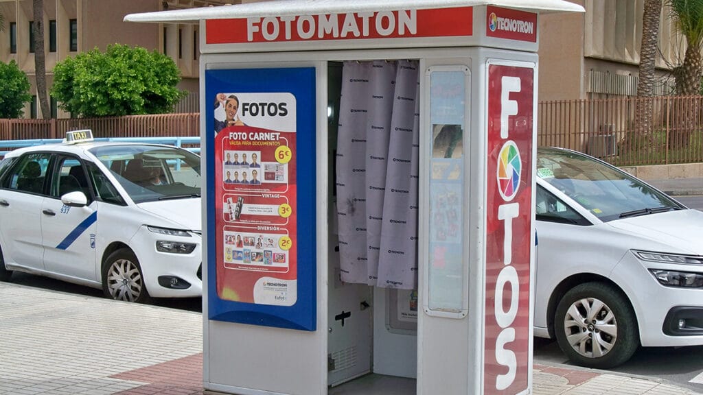 Fotomatón instalado en una calle de Málaga, con cabina exterior visible.