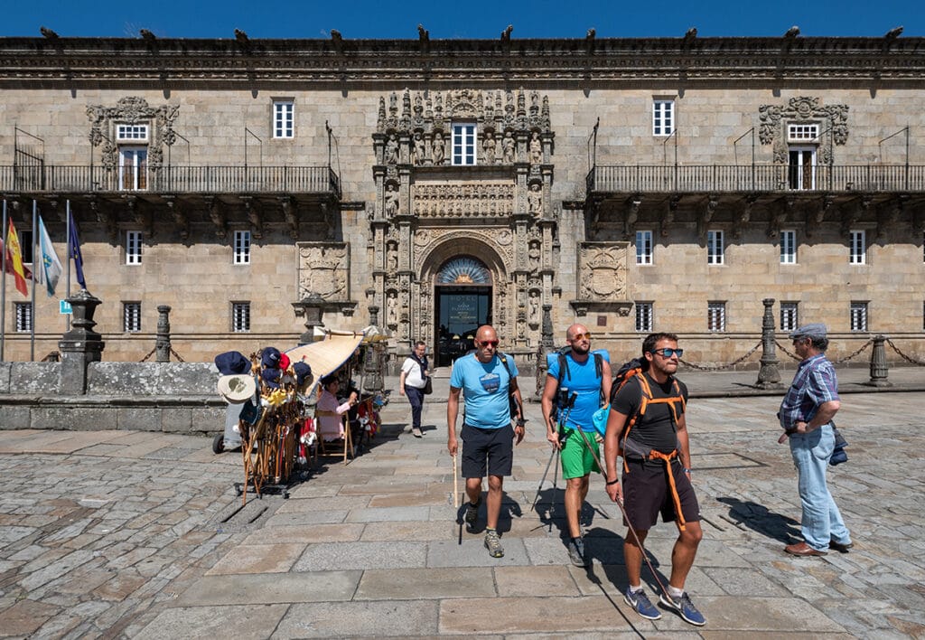 Peregrinos llegando a la catedral de Santiago de Compostela al término del Camino.