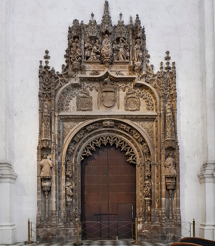 Portada interior de acceso a la Capilla Real desde la Catedral de Granada.