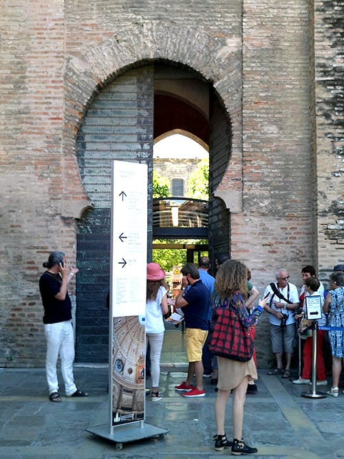 Puerta del Lagarto de la Catedral de Sevilla, acceso al Patio de los Naranjos, con arco y ornamentación pétrea.