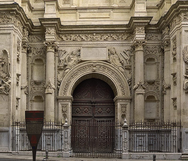 Primer cuerpo de la Puerta del Perdón de la Catedral de Granada.