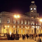 Fachada nocturna de la Real Casa de Correos en Madrid, Puerta del Sol