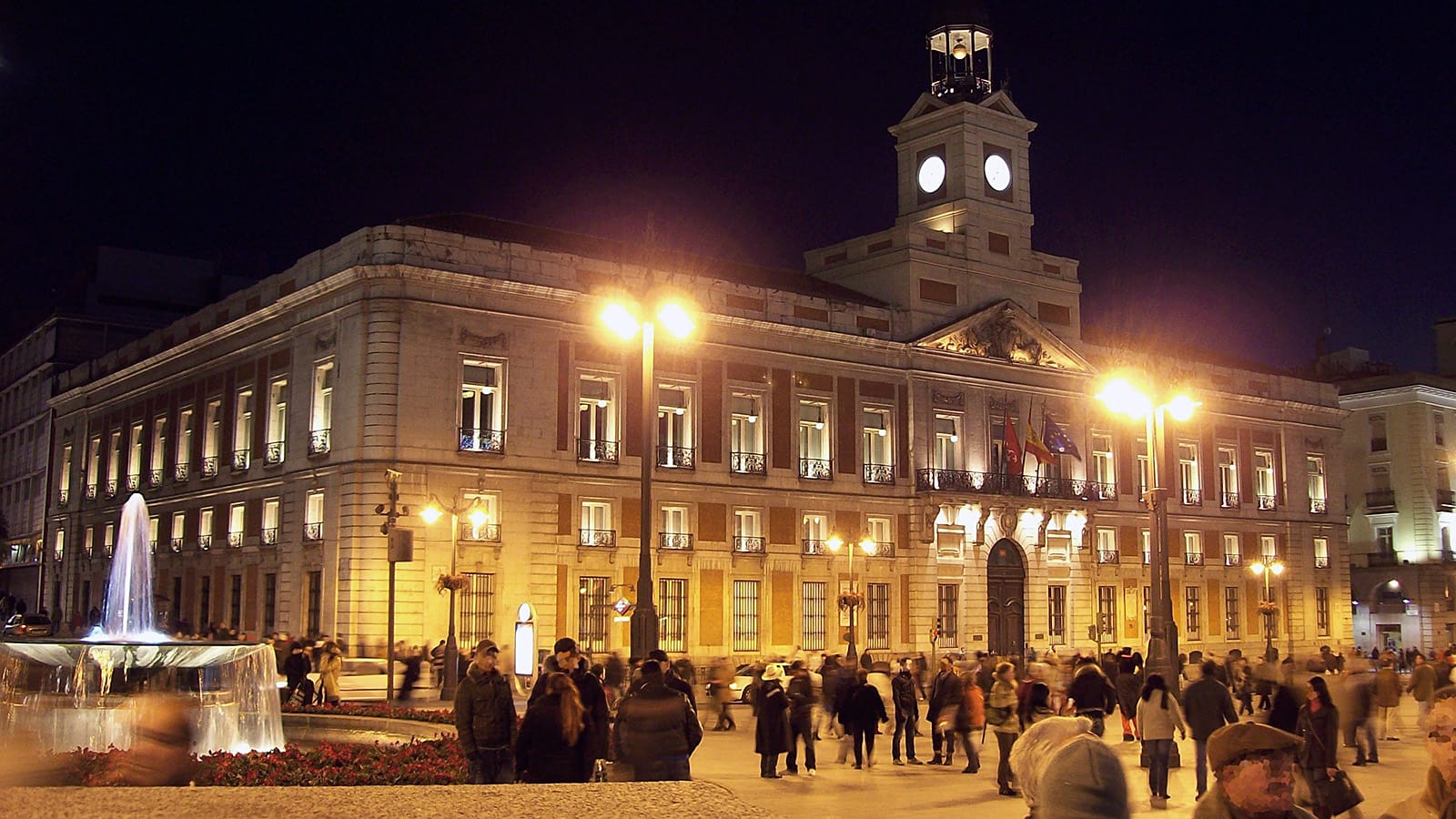 Fachada nocturna de la Real Casa de Correos en Madrid, Puerta del Sol