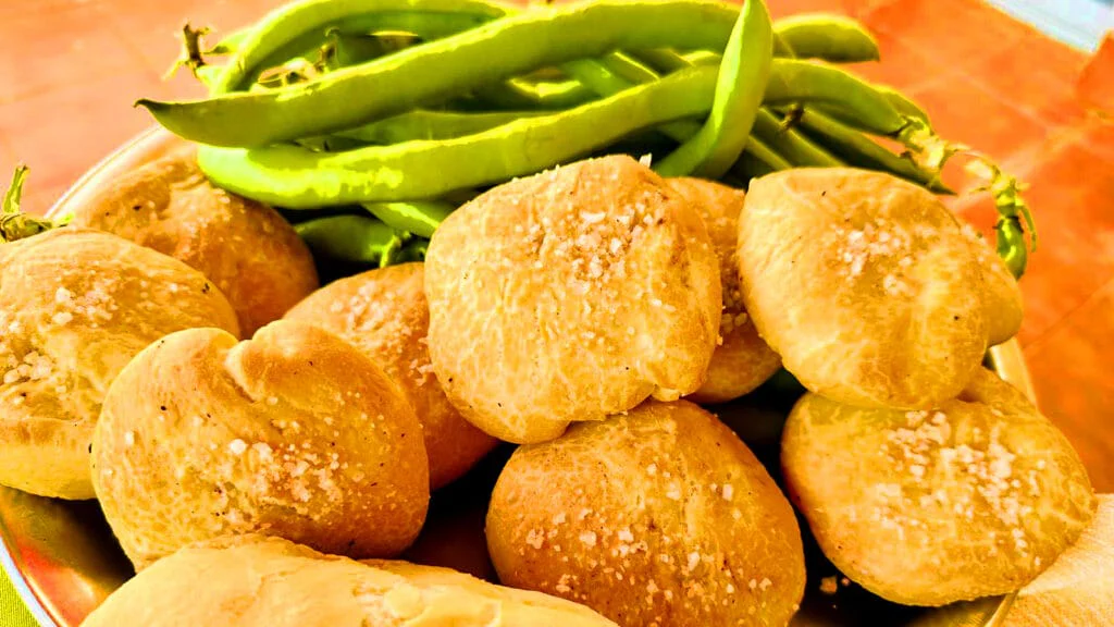 Las clásicas saladillas y habas verdes.