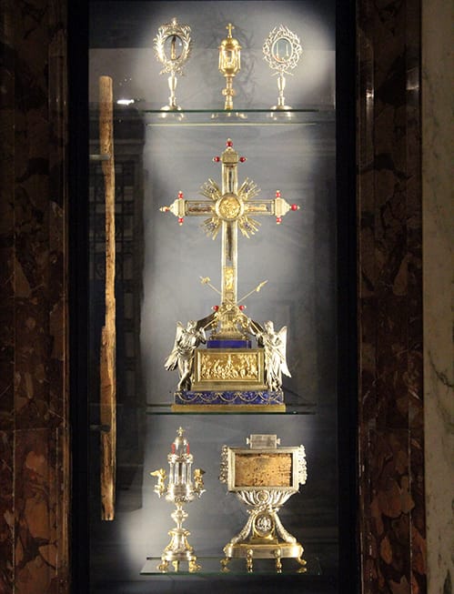 Espacio de relicarios en Santa Croce in Gerusalemme (Roma), asociado al culto de reliquias de la Pasión.