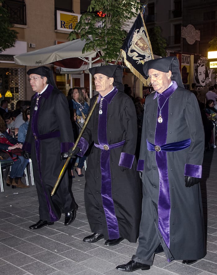 Nazarenos de la Hermandad de la Sangre de Cristo durante la Semana Santa de Zaragoza. 