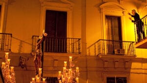 Saetera cantando una saeta durante la Semana Santa de Sevilla, 2009.