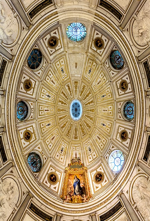 Cúpula de la Sala Capitular de la Catedral de Sevilla con decoración pictórica y composición circular.