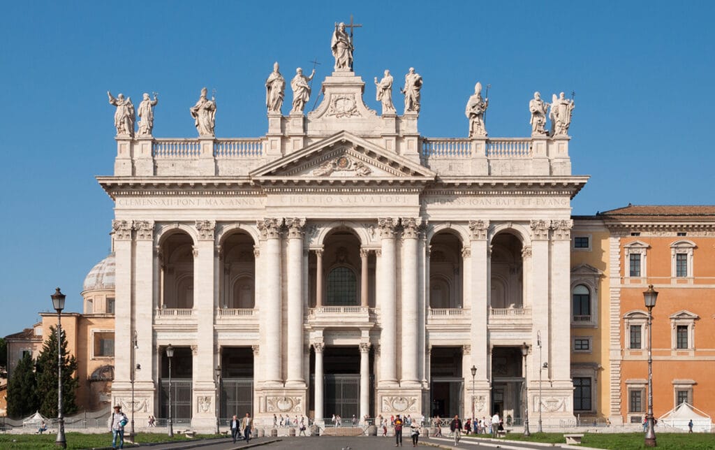 Fachada de la archibasílica de San Juan de Letrán en Roma.