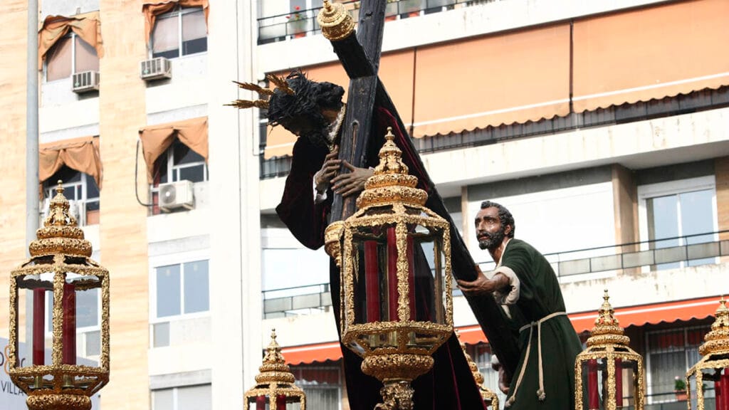 Paso de la Dolorosa en procesión de Semana Santa en León.