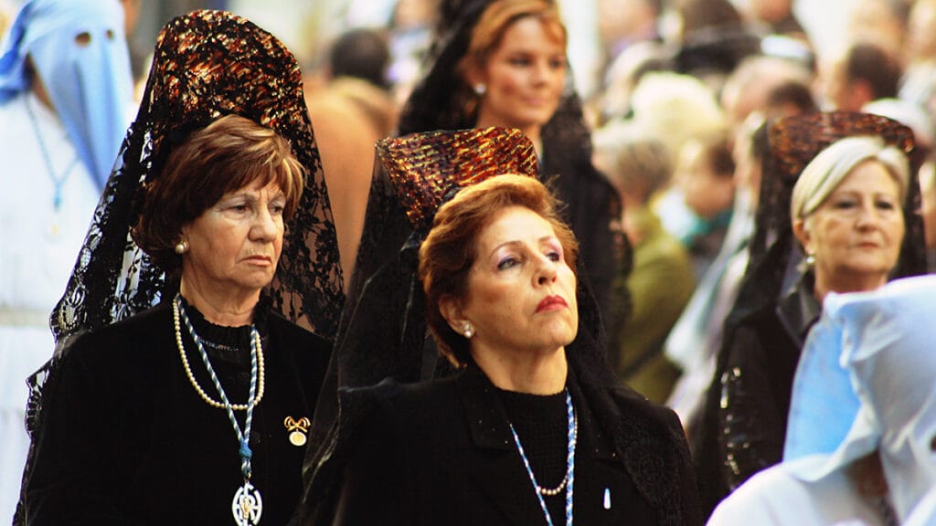 Mujeres con mantilla durante una procesión de Semana Santa de la Hermandad de Cristo Resucitado y Santa María de la Esperanza y del Consuelo, en Zaragoza.