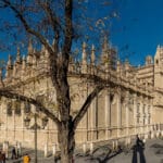 Vista de la Catedral de Sevilla y del Archivo General de Indias, con ambas fachadas en primer plano.