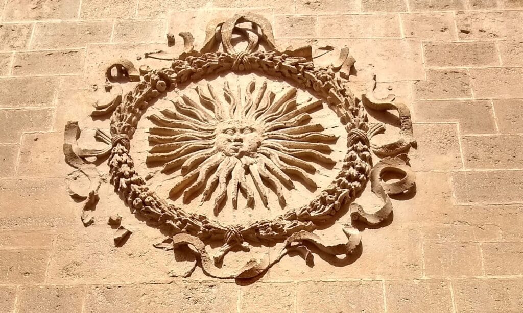 Detalle del llamado Sol de Portocarrero en los muros de la Catedral de Almería.