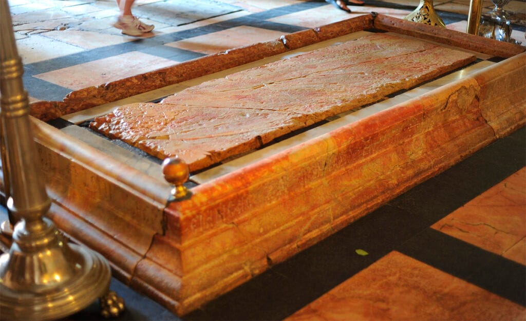 La Piedra de la Unción, en la Iglesia del Santo Sepulcro en la Ciudad Vieja de Jerusalén