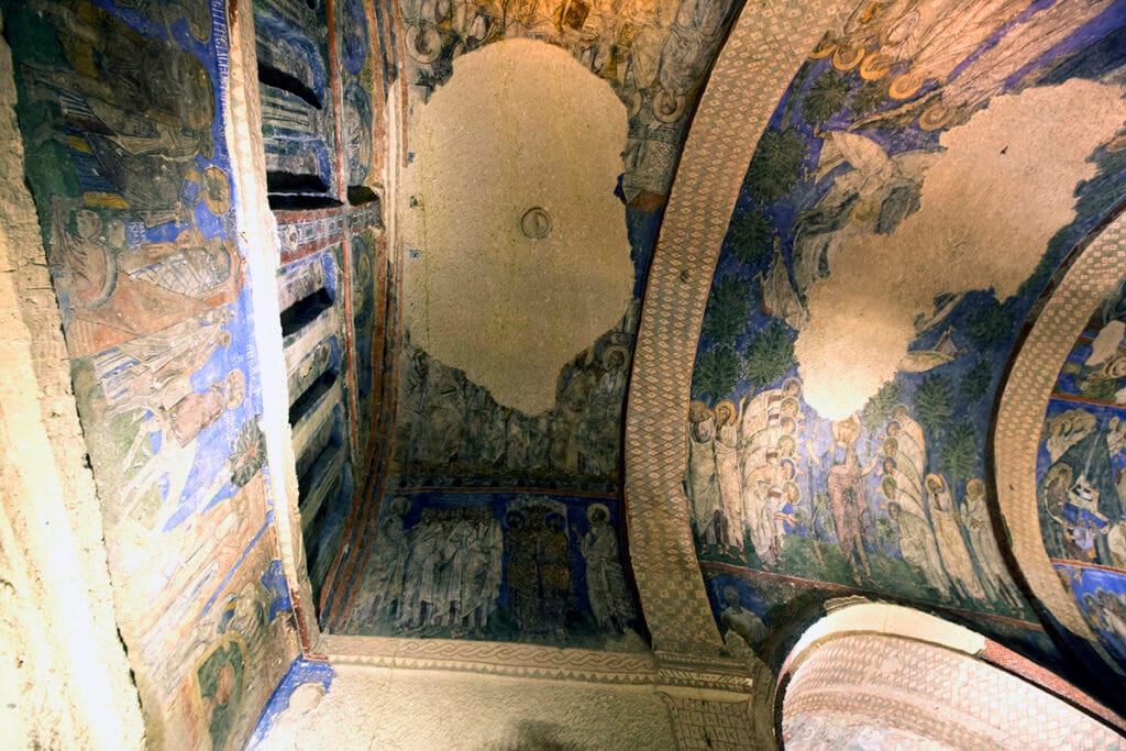 Interior de Tokalı Kilise (Göreme), con frescos bizantinos cubriendo bóvedas y muros.